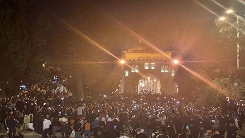 "عالقدس رايحين شهداء بالملايين" ..  تظاهرات حاشدة في باحات المسجد الأقصى 