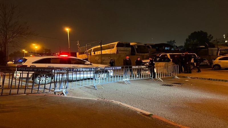 الإحتلال يُزيل خيمة الاعتصام من أمام منزل الكُرد في حي الشيخ جراح