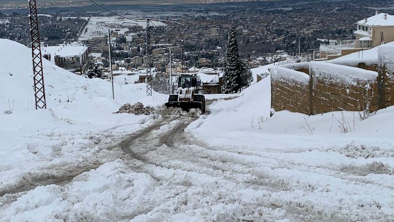 العاصفة &quot;فرح&quot; انحسرت وعمليات فتح الطرقات الجبلية بدأت