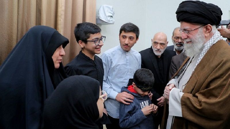 بالصور| الإمام الخامنئي يلتقي عائلة الشهيدين رضا عواضة وزوجته معصومة كرباسي