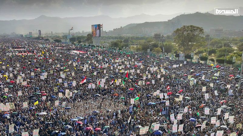 طوفان مليوني متجدد بالعاصمة صنعاء: &quot;ثابتون مع غزة.. بهويتنا الإيمانية ومسيرتنا القرآنية&quot;