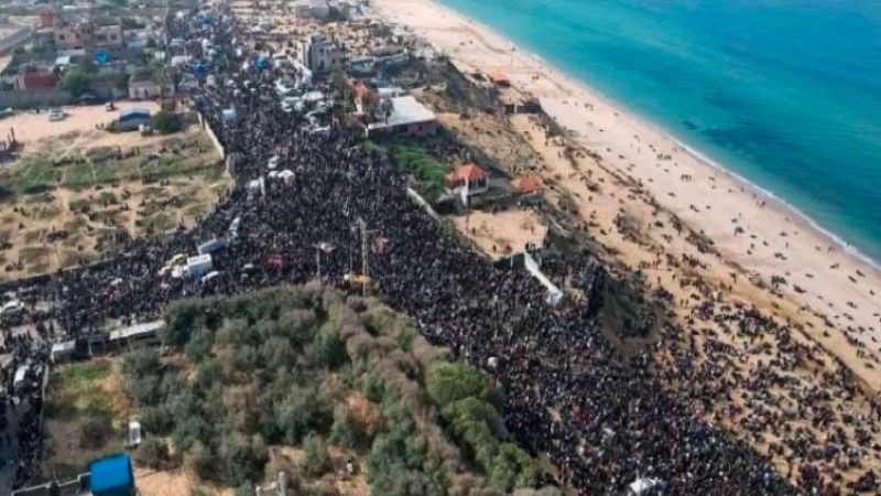 &quot;هآرتس&quot;: صور الحشود التي تعبر نِتساريم تُحطّم وهم النصر المطلق&lrm;