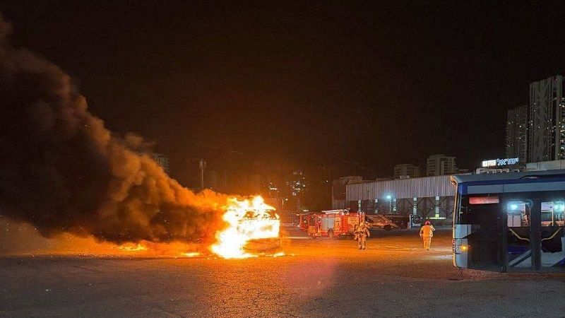 صور| &quot;انفجارات ضخمة&quot;.. عبوات ناسفة استهدفت حافلات في مناطق متفرقة جنوب &quot;تل أبيب&quot;