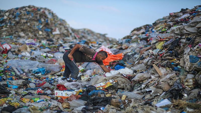 فرز القمامة في غزة.. فرصة عمل